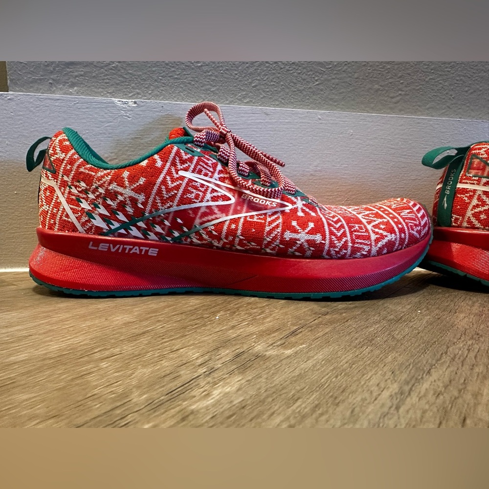 Brooks Levitate Christmas Red and Green Patterned Sneakers Size 7.5